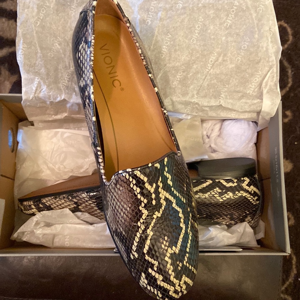 Faux Snakeskin print Vionic Willa flats.Brown, tan, cream colored. Never worn!